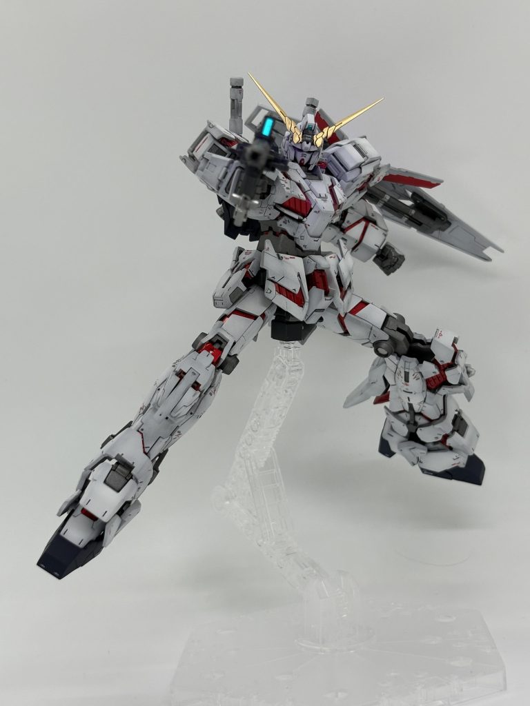 今度は外さない！ビームマグナムはスコープ上部に合わせ目が出るので後はめ加工して合わせ目処理。レンズ部分は透明プラ板と偏光ミラーシールでクリアパーツ化。ガイアノーツさんの蛍光ブルーグリーンで塗装。