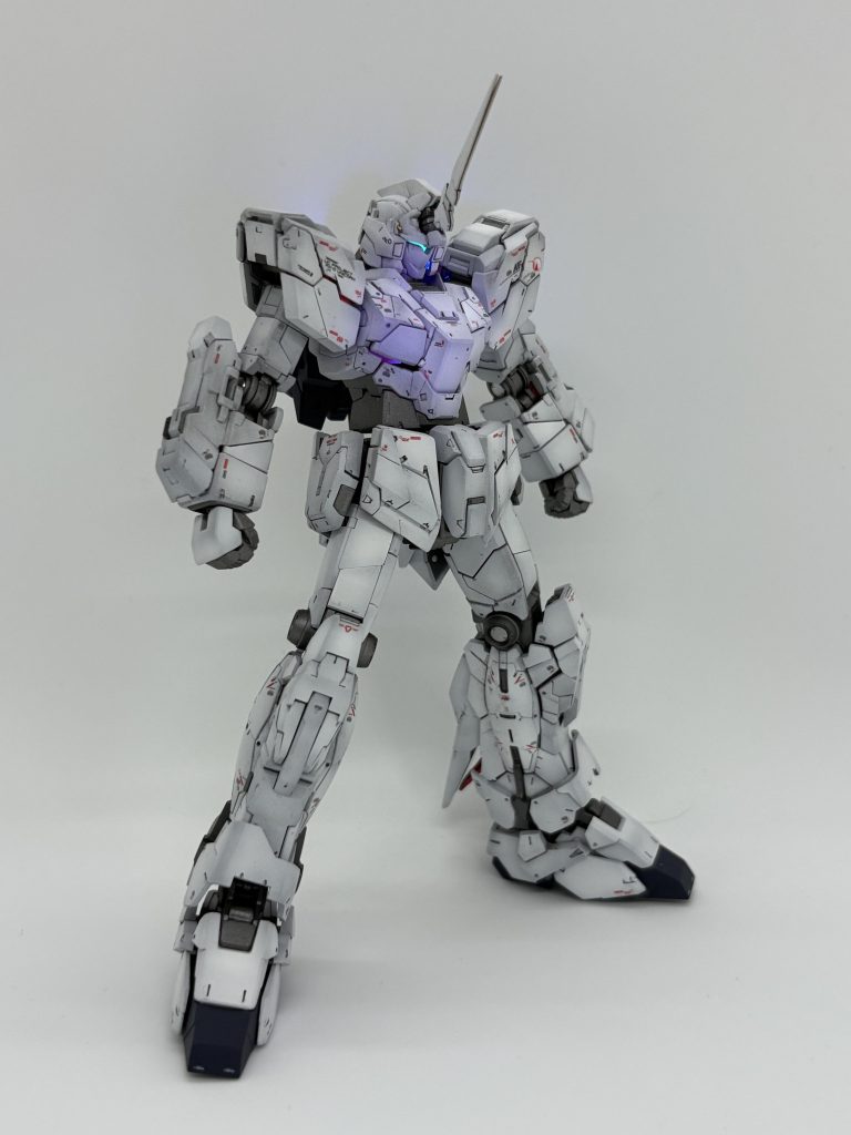 ひたすら整面とモールドの掘り直し。改造はバルカン砲を0.4mmの真鍮パイプにしたのと、バーニア内部のOボルトとスコープのレンズ部分のクリアパーツ化のみ。リアルスティックデカールは使わず、塗装の塗り分けと水転写デカールを使用。