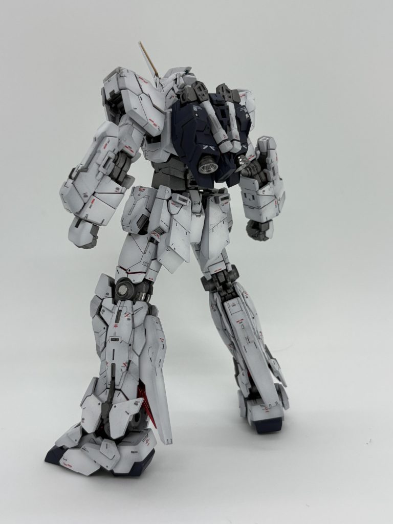 肩や腰アーマーの裏のサイコフレームがむき出しになる所はフレーム色で塗装。