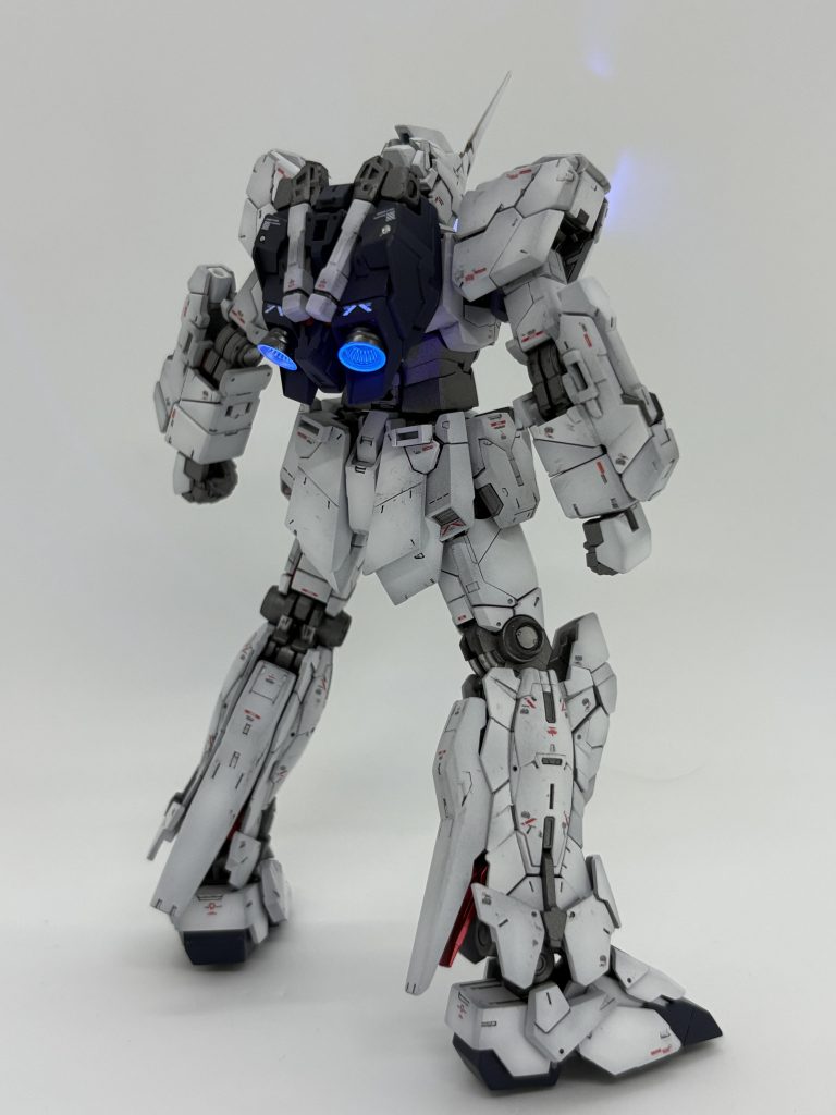 水転写デカールは変身させたり動かしているうちに剥がれてくる危険が高いので、剥がれないようにマークセッターを使いクリアーコートを2層にしています。