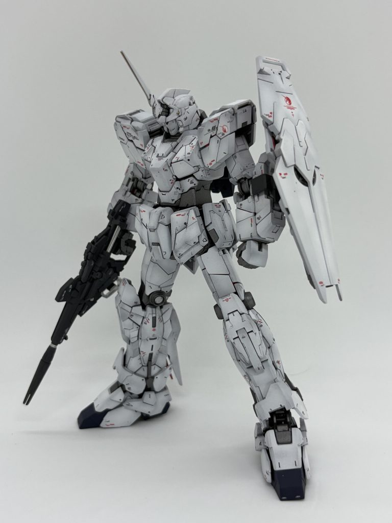 キットの白い装甲が白とライトグレーの2色(？)にわざとらしく色分けされている感じがあまり好きではないので、使う色は同じだけれどグラデーションの濃淡で情報量を落とさない様に意識して塗装。