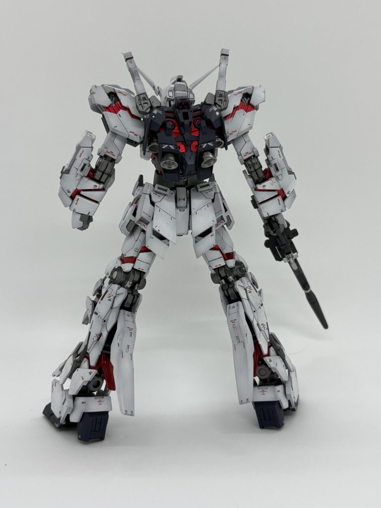 全パーツのモールドをタガネで掘り直し。バーニア内部をどうするか悩みに悩んで、バーニア中心に露出するサイコフレームの軸先端を平にしてwaveさんのOボルトを長さ1mmに加工して塗装後に接着。見栄えも良くなり、バーニア感が凄く増したのに写真撮り忘れ😭