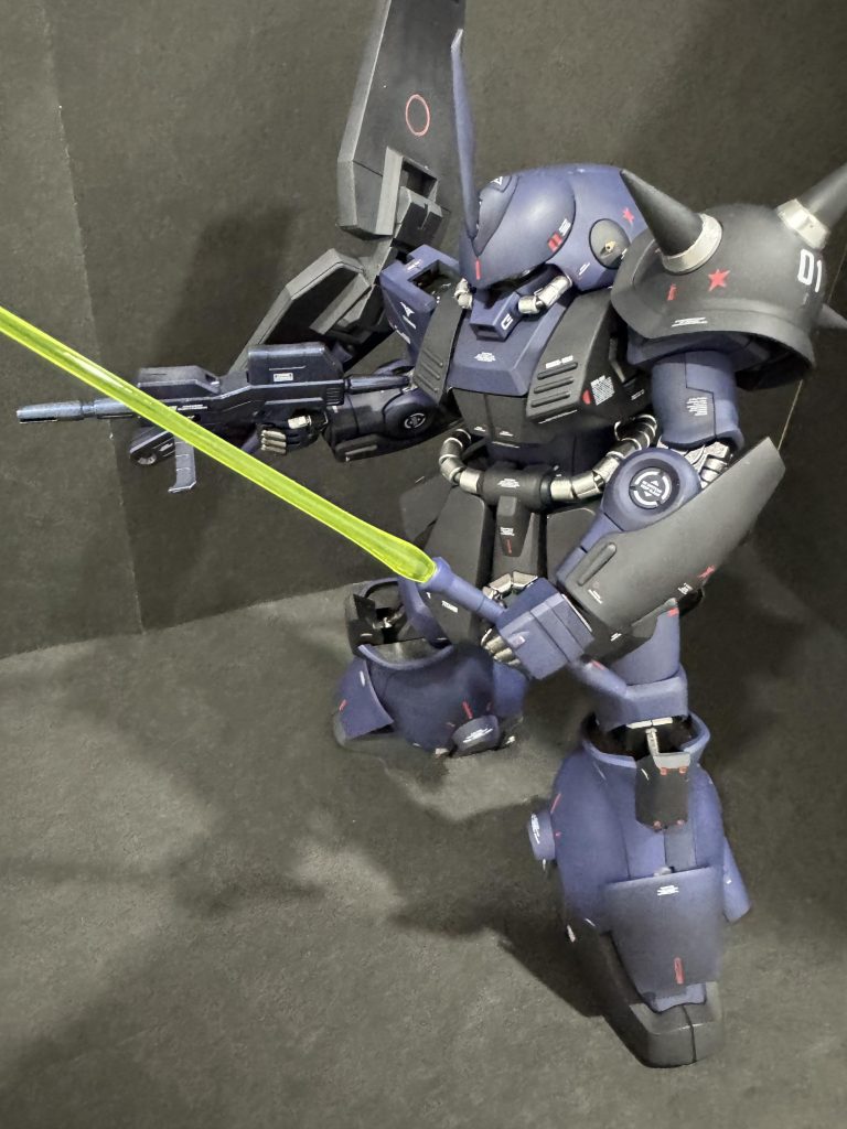 珍しくアクションポーズ。やはりこの配色にすると悪そうな感じが増しますね。シールド裏の赤◯はバックパック側面に貼りたかったのですが、口径が大きくて上手く貼れず。を勿体ないのでシールド裏に貼り付けました。ビームライフルのパイプも紛失したまままだ出てきておりません。最近パーツを無くし過ぎで困っています🥲
