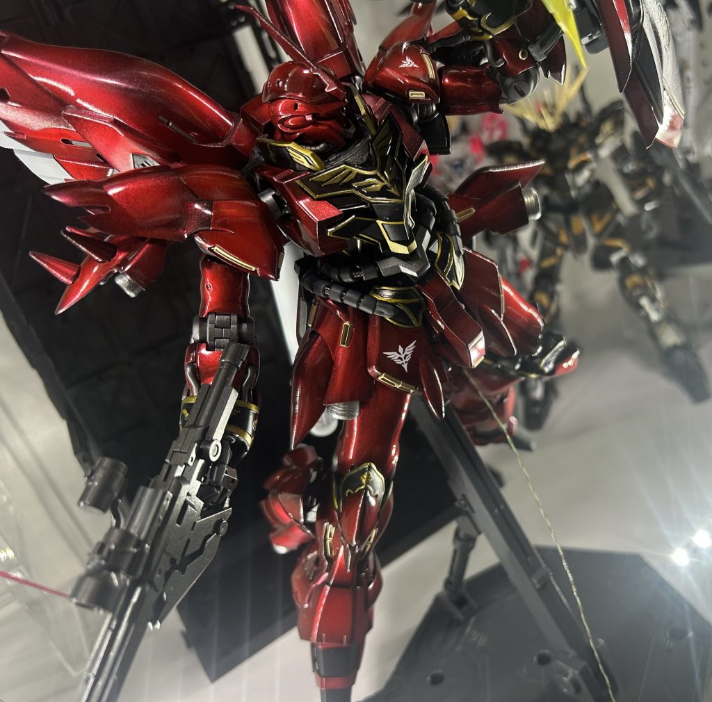 キャンディ塗装はクレオスのクリアレッドを4層で吹きました内部フレームはガンメタ、関節部はメカサフスーパーを吹きましたさてここまではいいんですよ、、ここまでは本キット最大の鬼畜部分エングレービングですがまずスターブライトプラスを吹きその上にエナメルの黒を吹き、その上から綿棒とフィニッシュマスターを使いエナメル薄め液でエングレービングを拭き取りました。とても細かい作業でした、、僕は3回やり直しました、、RGはエングレービングパーツ分けされてるのでver2.0発売されたらパーツ分けて欲しいですね、ホント大変でした