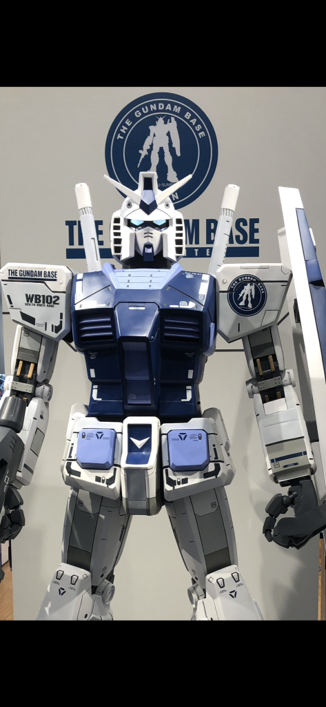 そこは青と白で統一された、まさに夢の国。 堪能してると、入口ガンダムと全く同じガンプラがディスプレイに。製品化されてることに感動。 めっちゃカッコいい！コアファイターまで青いし！ [MGガンダム3.0ガンダムベースカラー]¥4,950-高えーー でもカッコいい… 入口ガンダム見て。こっちのガンダム見て。を3回くらい繰返して購入決定！初のMG！ 他にも限定品買ってホクホク帰る。限定弱め。 帰って品出し。ペインティングモデルガンダムリアルタイプカラーザクエコプラmarkⅡ そしてメインディッシュ！[MGガンダム3.0クリアカラー]   え？ 何回見てもクリアカラー。箱開けてもクリアカラー。 自分で塗るに至る。