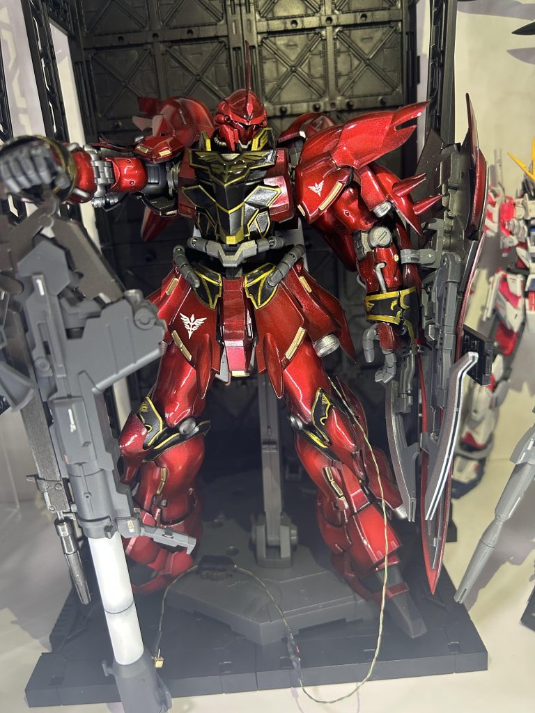 モノアイ部分がかなり狭いと言うか暗く見にくいためモノアイ光らせるとかなり印象変わります。モノアイ部分元々は薄いグリーンのクリアパーツでしたので劇中をイメージしてクリアパーツを蛍光ブルーグリーンで塗装しました。