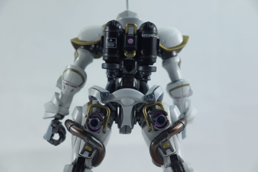 このキットは後ろのバーニアとパイピングがかなりカッコいいです。 今回は半ツヤ仕上げにしたかったのですが、トップコート中に吹き出しトラブルで左足の塗膜が侵されたり、全体に粉吹いたりとトップコートでミスって最悪でした。。。全体的に粗い仕上がりなのはそのせいです。ギャン用に同配色でコトブキヤのジークスプリンガーを塗装していたのですが、さすがにこちらには掲載は控えます。ジークスプリンガー搭乗ギャンはXにでも投げておきますので気になる方は是非。