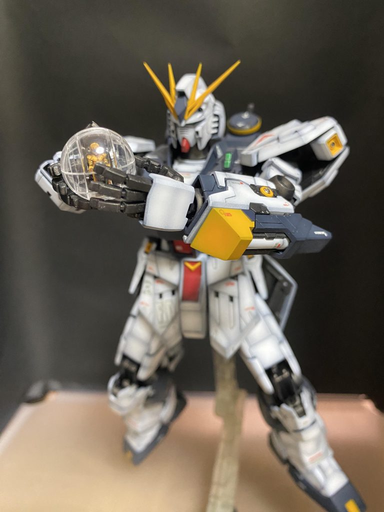 コクピットはクリアーになっていました。切り口がモロみえだったので磨きました。シャア丸見え