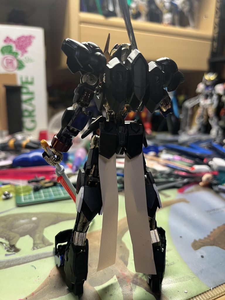 背面スカートのように配管テープをはりつけようとしましたがプロトタイプなので背面だけ付けています。将来的にはサイドアーマーにもフロントアーマーにも付けるから許して…