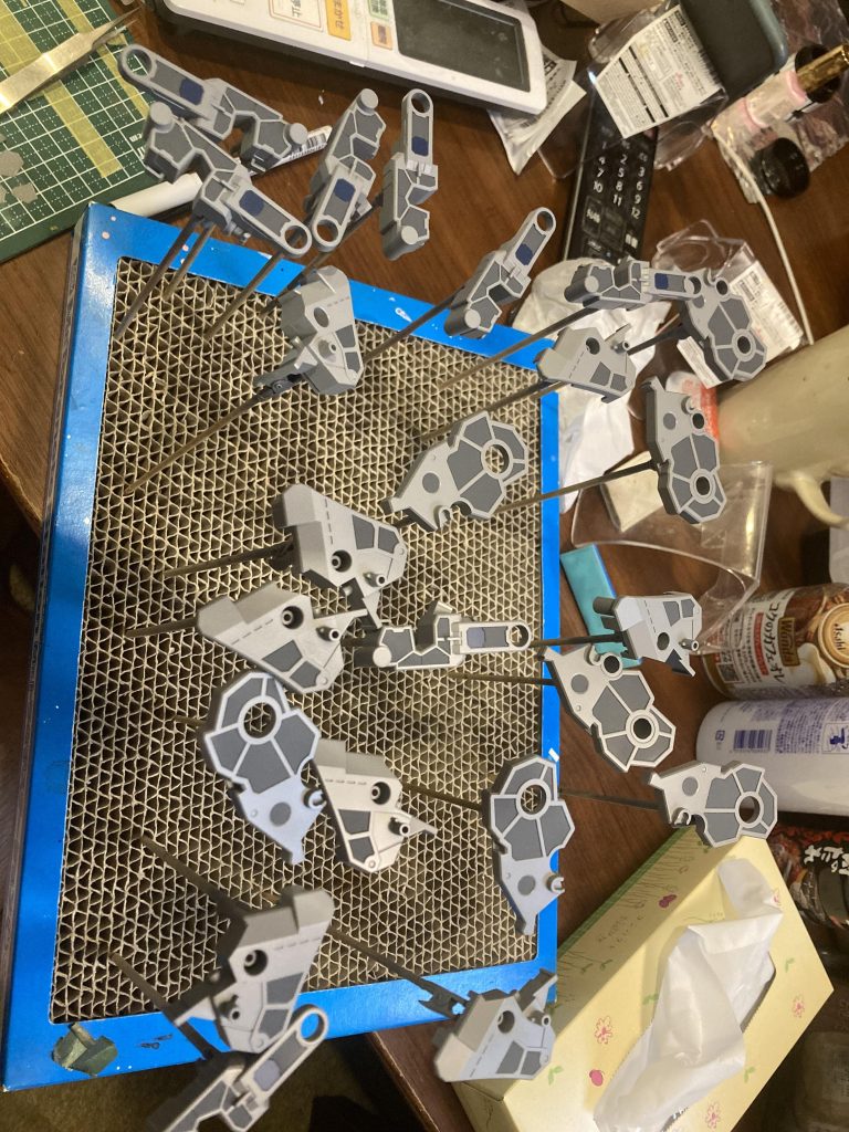 あまり見えないところを地獄の塗り分けの一部。仮組しないからこんなことになる。生活感ある写真ですみません。