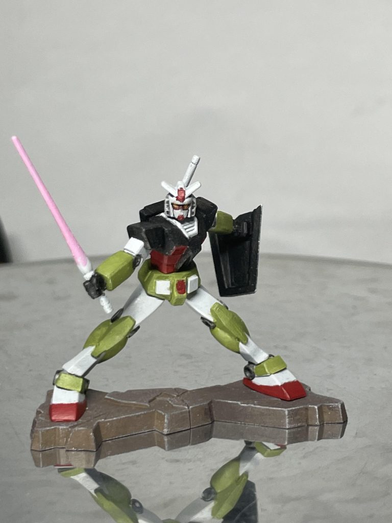 チョコサプからガンダムも合間に塗りました。本体にもドライブラシかければよかったかな。