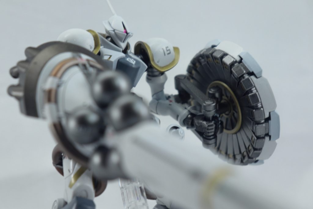 設定からの変更は・上腕の◇は塗りつぶしへ変更・手甲はグレー→ホワイト・腹部等のグレー装甲はミディアムブルーへ・脚部の内側の▲部分は金色へ・裾はブラックへ・パイプをグレー→動力パイプらしく焼けた色合いへ・脚部バーニアへ気持ちばかりのキシリア様要素紫