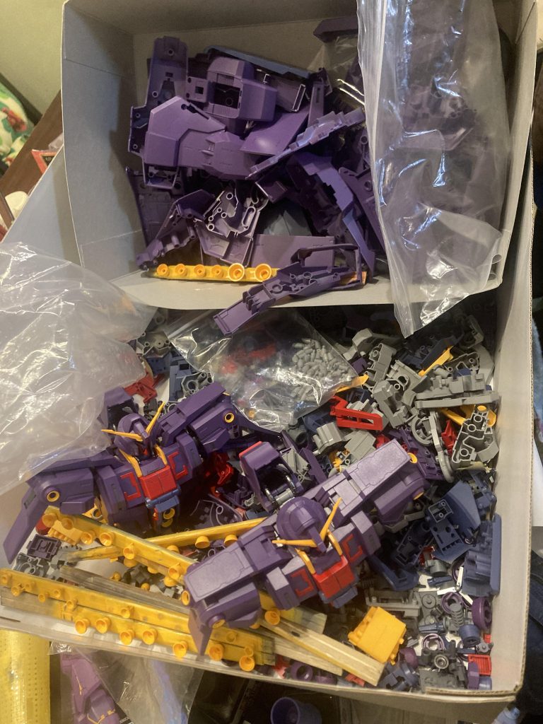 地獄の組み立て。2体かつ、パーツの山から的確にパーツを選定するのに難航。