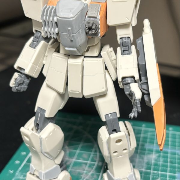 とりあえず肩にビームサーベルを移したので、脚周りをいじり始めるかと意を決しております。胸部もそれらしくディティール突っ込んだので一旦上半身は放置しよう…。（2枚目）