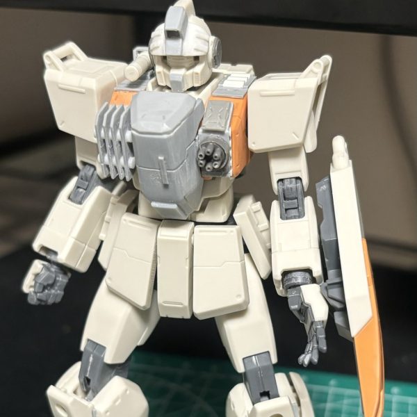 とりあえず肩にビームサーベルを移したので、脚周りをいじり始めるかと意を決しております。胸部もそれらしくディティール突っ込んだので一旦上半身は放置しよう…。（1枚目）