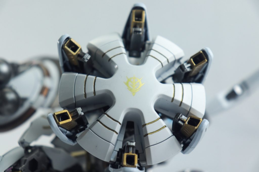 シールドハッチ内の武装はMrカラー:スーパーゴールド2