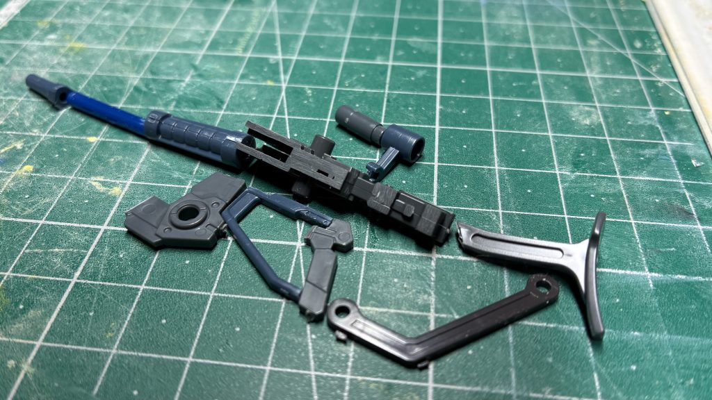 ジャンクパーツを漁りながらパーツ選定…… 仮置きして、イメージを膨らませながら…正直ここが一番面白くて、いろんなパーツを組み合わせて構想している時間が一番好きです。↑の写真だと、主砲の根元とハンドガード、スコープ、ストックはザクマシンガンを使おうと考えましたが、結局スコープは台ごと自作、ストックはパテで近代銃風に仕上げ、ガンボックスはオリジンの対艦ライフルを流用し、ストック下部付近のパーツは撤去、途中経過撮り忘れているので補足が難しいですが、バーニャやら丸型モールドでドラムマガジンを制作しました。楽しかったです笑