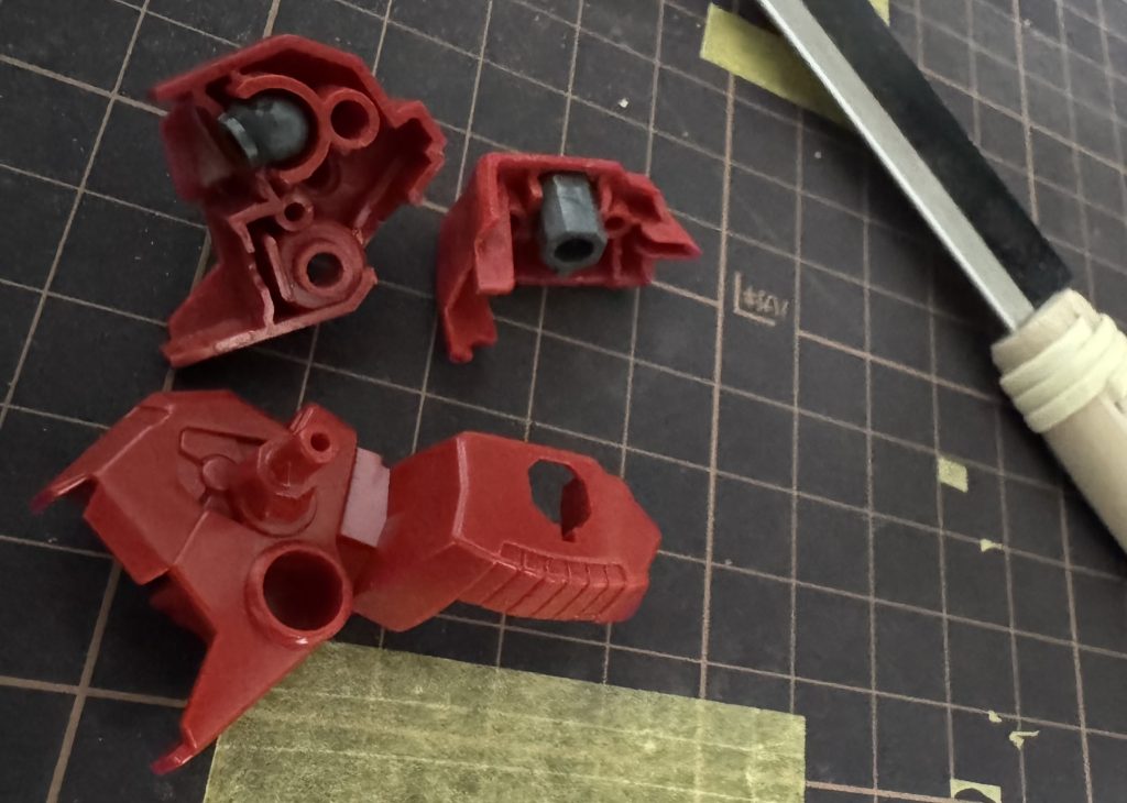 バックパックの基部を背中に接着するのに少し苦戦。塗装のことを考えて片方にだけ接着して外せるようにしておきました。胴と腰のジョイントは大きな加工をしたくなかったので、ボールジョイントを削って小さくし、ボールジョイントダブルという別売のパーツの受けを使いました。丸いのを四角に削ってきっちり嵌るように整えました。(写真は汚く見えますが実際はそんなことない…と思う)