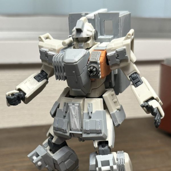 リバイブ陸ジム追加装甲つけたり、とりあえずディティールアップを下半身にしました。武装とコンテナ周りを触り始めるかな。ちょっと前までの追加装甲表現から変えて凝ったことしたら時間食いました…当たり前タイソン。（1枚目）