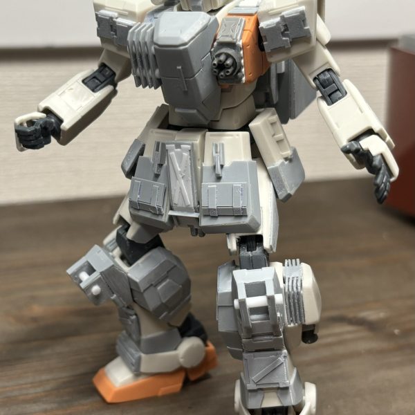リバイブ陸ジム追加装甲つけたり、とりあえずディティールアップを下半身にしました。武装とコンテナ周りを触り始めるかな。ちょっと前までの追加装甲表現から変えて凝ったことしたら時間食いました…当たり前タイソン。（2枚目）