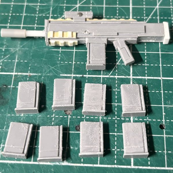 マシンガンをスクラッチして、必殺の手動量産してマガジン同じ物を8個作りました。