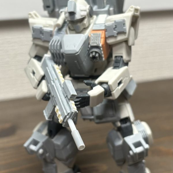 コンテナ内に自動給弾システムを作りました。ジムの背面に向かってマガジンが送り込めるような設定です。これでコンテナを降ろしたりせずに、戦闘中にマガジンを阿呆ほど変えられるというシステムです。設計悩みましたが色々試してみて今のジュークボックスのような掴み取って、送り込むような形で落ち着きました。わかりづらいかもしれませんが、ピッカーの部分は左右に動きます。（3枚目）