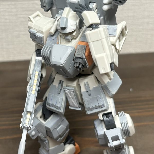 コンテナ内に自動給弾システムを作りました。ジムの背面に向かってマガジンが送り込めるような設定です。これでコンテナを降ろしたりせずに、戦闘中にマガジンを阿呆ほど変えられるというシステムです。設計悩みましたが色々試してみて今のジュークボックスのような掴み取って、送り込むような形で落ち着きました。わかりづらいかもしれませんが、ピッカーの部分は左右に動きます。（2枚目）