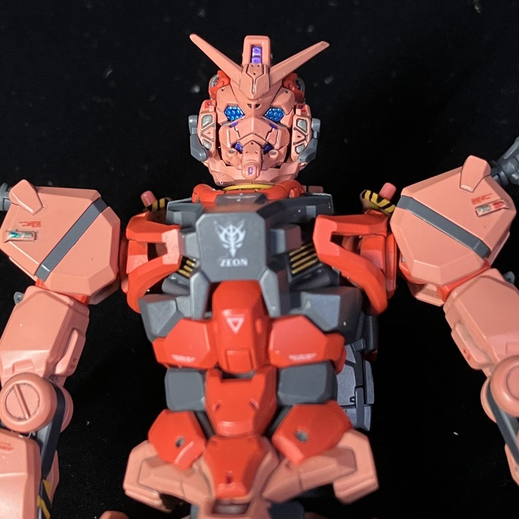 写真を全部撮ってから、気付いたのですが、肩のシールがずれていたので剥がして塗装にしました。結局、全て塗装で色分けしています。