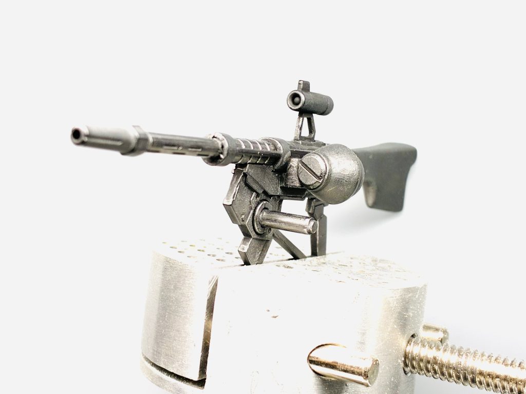 スコープ台はプラ板から削り出し、ドラムマガジンが渋い……