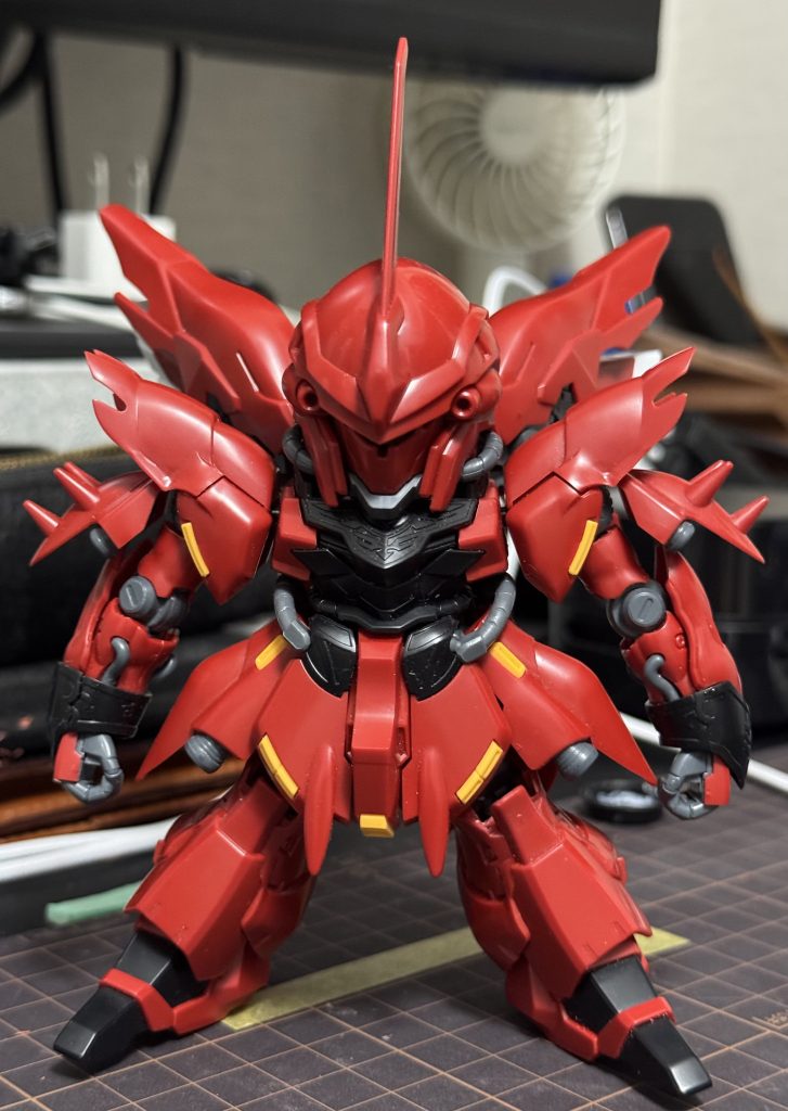 次は足の外側ににあるブースター?です。かなりあれこれ悩みましたが、プラサポのパーツを付けて脱着できるようにしました。膝も90度に曲げれますね。