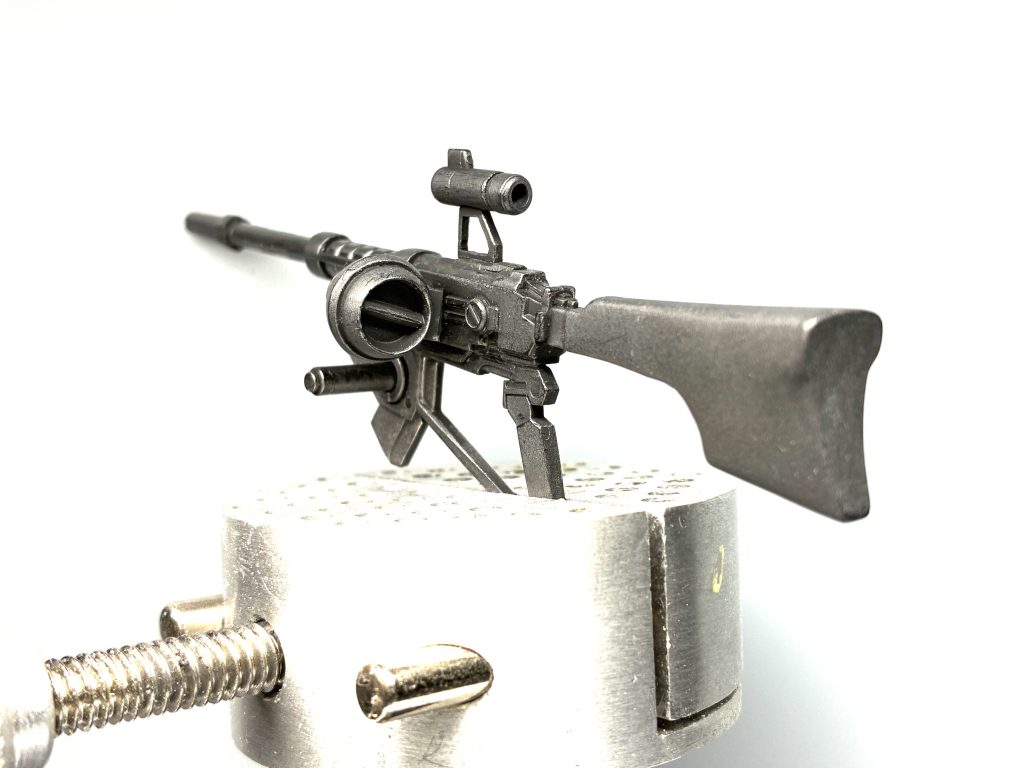 ストックは近代銃っぽいフォルムで、ザクマシンガンの要素を残しつつ仕上げてみました。