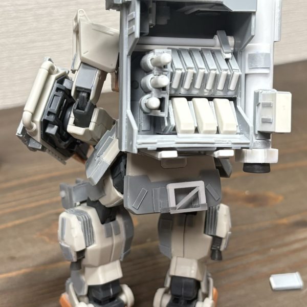 出張なんざーありまして、ちょっと手が動かせてませんでしたが、コンテナ内はバンドグレネードや100mmマシンガンのマガジンなど小隊が即時に使用できるような形にしてます。あとは諸々ディティール追加をぽりぽりしておきましたので表面処理に入りますかねー。（2枚目）