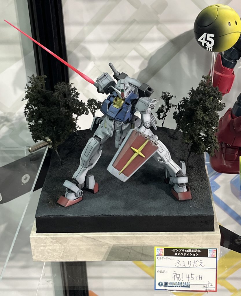 ベースは100均の箱、スチレンボード、紙粘土で作りました。 砂は重曹まいて塗装、木は鉄道模型用のものを植えて塗装しました。