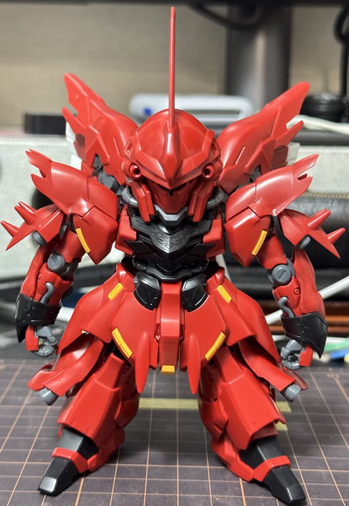 スッキリして良い感じ!後は脛のパーツだけですね。出来るだけ直接接着はしたくなかったのですが,これは仕方ないですね…赤のパーツは接着し、黒のパーツだけ上から嵌めれるように加工しました。これにて完成!一つのパーツも無駄にすることなく完成できたのはまさに奇跡でした!せっかくなのでSDでは出来ないポージング&同じポージングのRGと並べて撮ってみました。