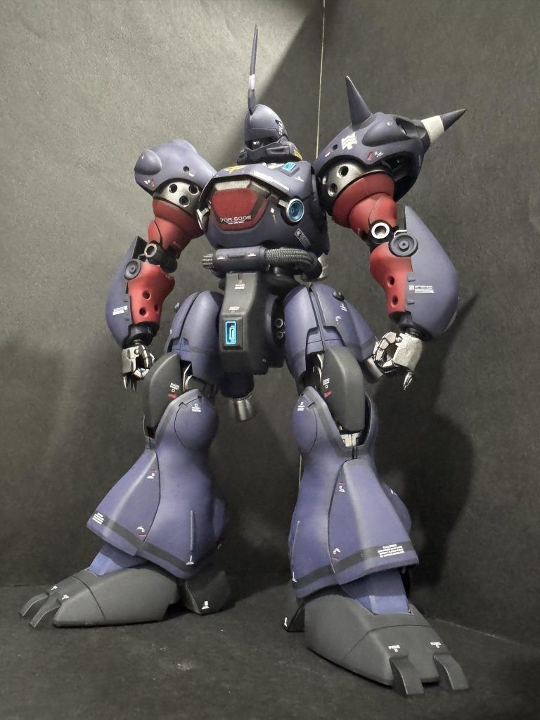 今回も「誰かの専用機にしたい癖」が発動しました。劇中の活躍ぶりからも人気のケンプファーですが、敵機を手玉に取り、単騎で無双しちらかし、漢らしく散っていく様…これはもうノリスのためのMSだわ！という事で、配色変更とちょい工作で大佐専用機としました。