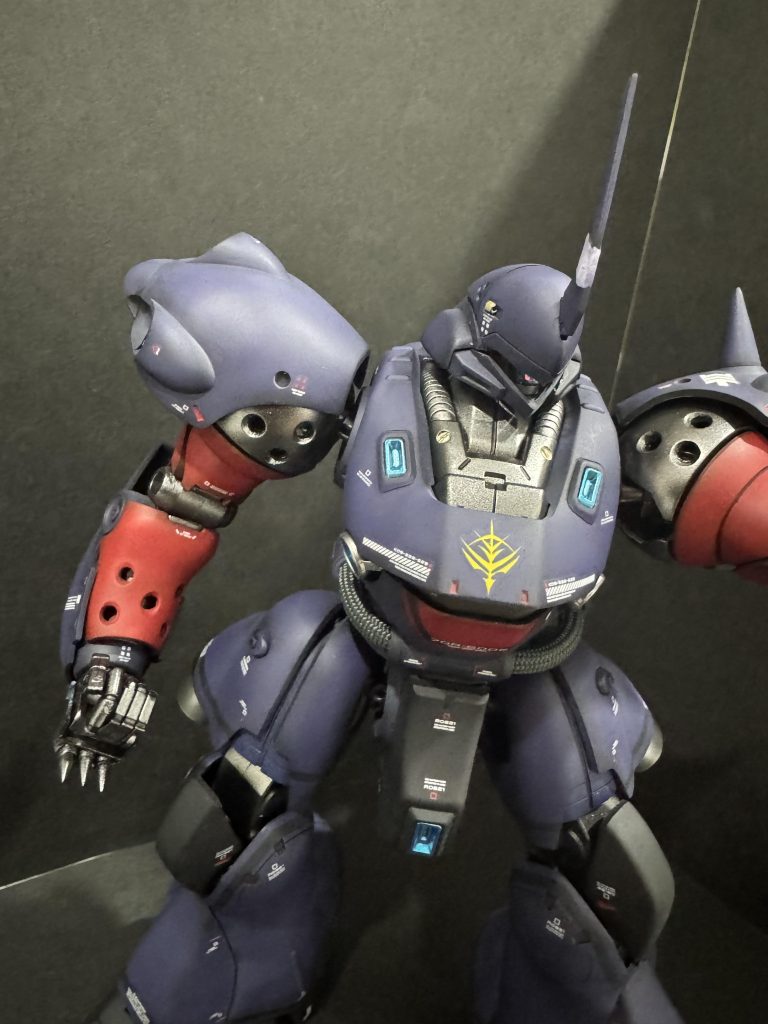 元ネタは大河原先生の設定画、爪？が印象的なノリス専用ザクⅠです。ケンプファーは武装てんこ盛りですが、使用済みの武装はデッドウェイトにならないようにポイしていく設計となってます。そこで私の脳内設定。「最後は敵機をブン殴ってでも任務を遂行するからザクⅠについてた手の甲の突起をコレにもつけて」とノリスからの要請で追加された武装という事にして、爪を追加しました。 