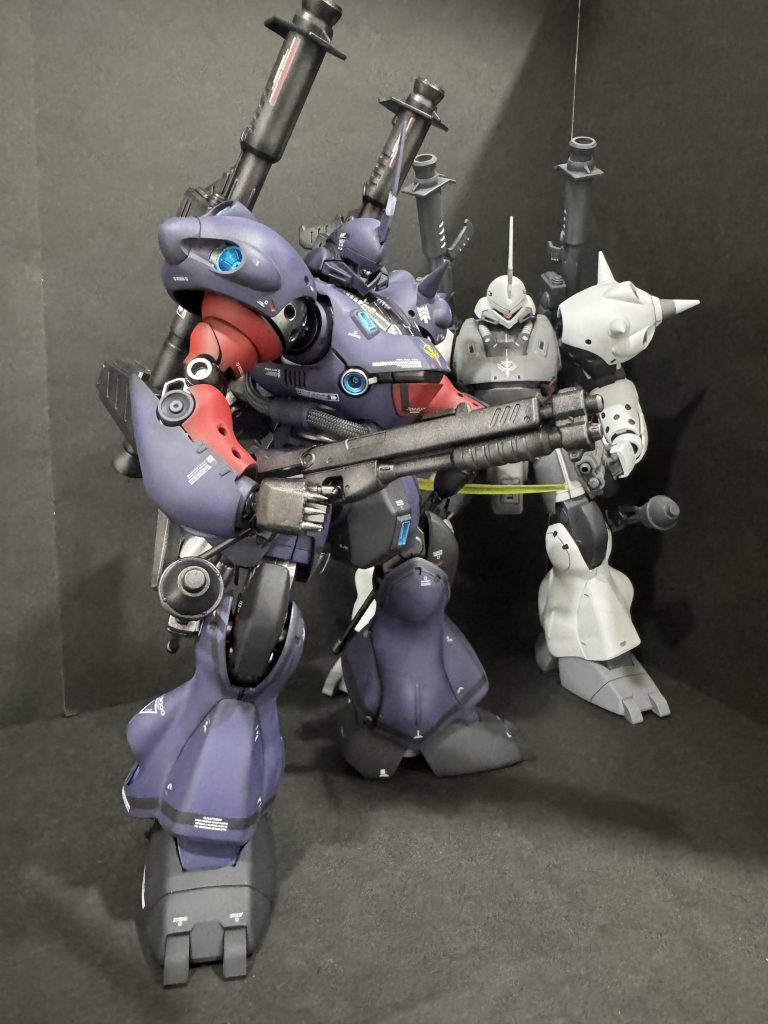 最後は過去作マツナガ専用ケンプファーと。マツナガ専用=赤バンダイノリス専用=再販の青バンダイでの作成ですが、説明書の背表紙が変わっていたり、関節が強くなっていたり(気のせい？)、金型調整したのかな？と思う箇所があったり、と塗装以外にもちょっとした違いも楽しめました。ご観覧ありがとうございました😊