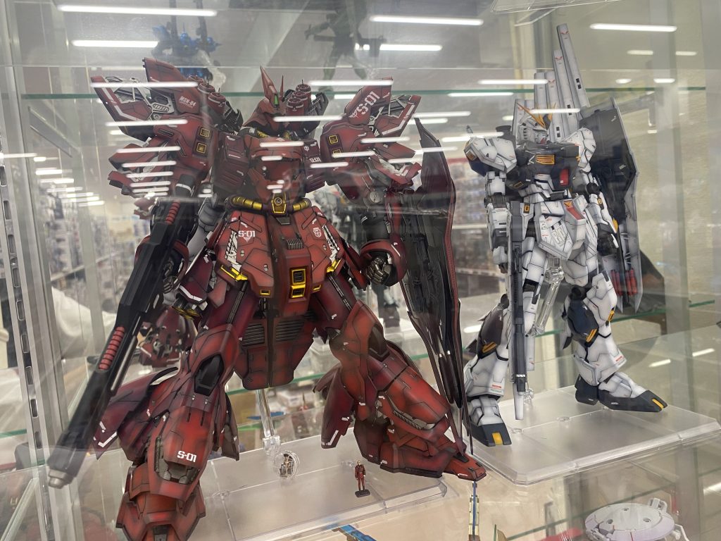隣が空いていたのでνガンダムも展示しました
