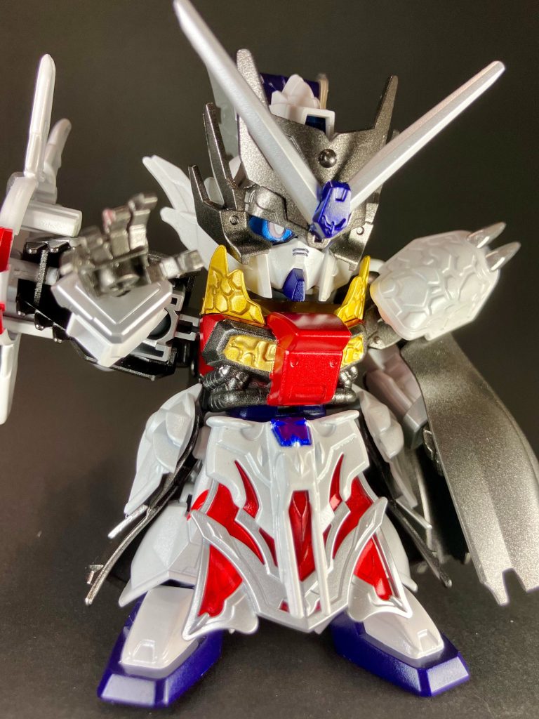 【賈詡ニクスプロヴィデンスガンダム】元董卓プロヴィデンス幕下の参謀。裏切り暗殺や騙し討ち、悪辣な奸計を駆使する冷徹な軍師で、曹操ウイングガンダムも敵として幾度も窮地に追い込まれた。だがその本質は私利私欲に非ず、ただ純粋に策略の極意のみ追求する鬼謀の士。後に過去の因縁一切不問という破格の厚遇で、ブルーウイングコーポレーションに参入する。