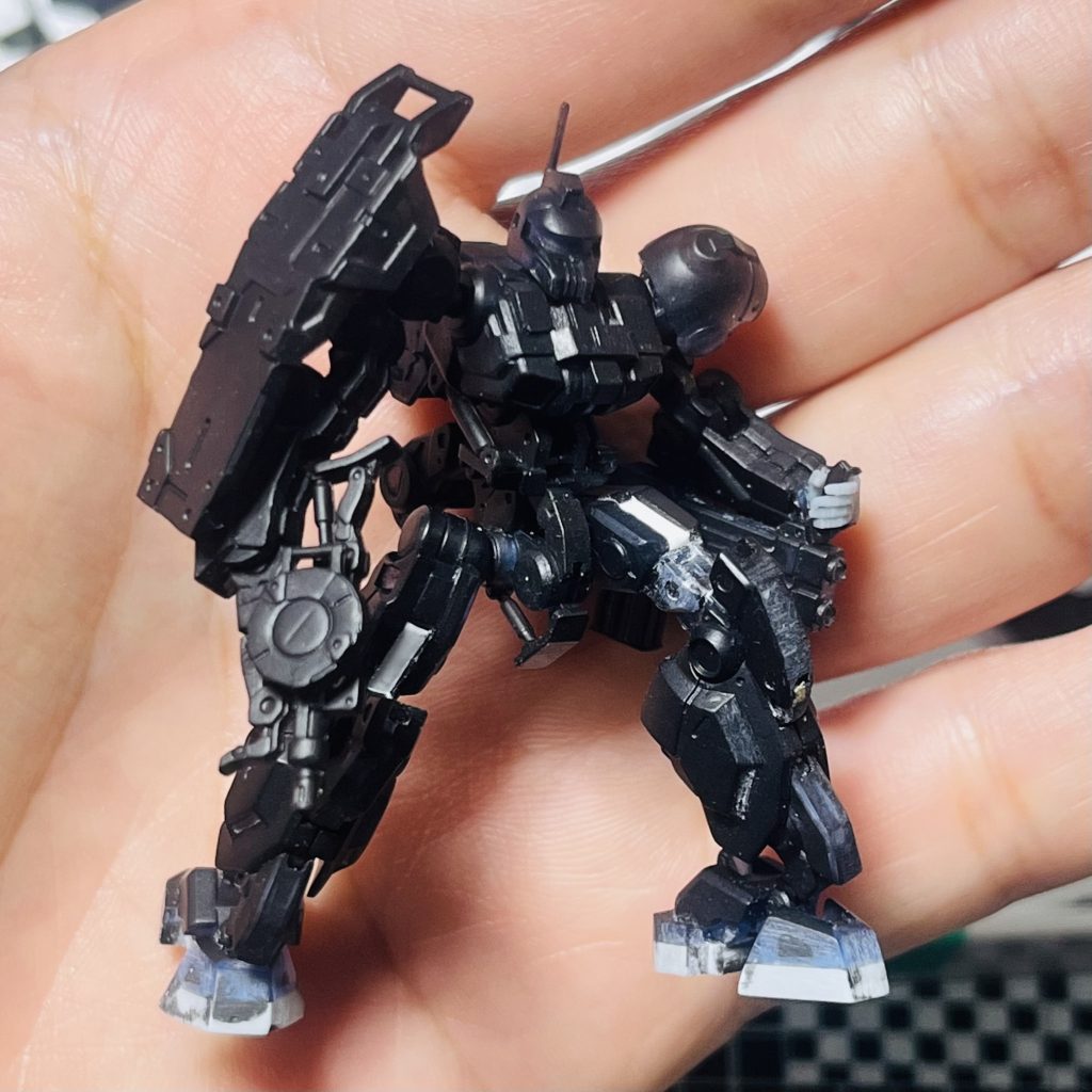 ポージングは結構かえたつもりでして。膝と膝は一度分割可動として、角度を決めた後固定しました。足回りのスリムさがアーティファクトの特徴ではあるのですが、少し迫力に欠ける感があり数ミリ底上げしました。左手は3Dプリンターで自作脚のポージングを変えた関係で腰回りの装甲も改修。特に左右の装甲はマウント位置を変更して角度も調整しました。