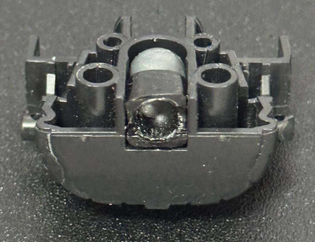 いよいよ今回の最難関である足の加工です。膝が欲しかったので、CSSDのクロスシルエットフレームの足を加工して仕込みました。左足はもっとシンプルに出来ました(写真は加工前)が、右足は試行錯誤が窺えますね…