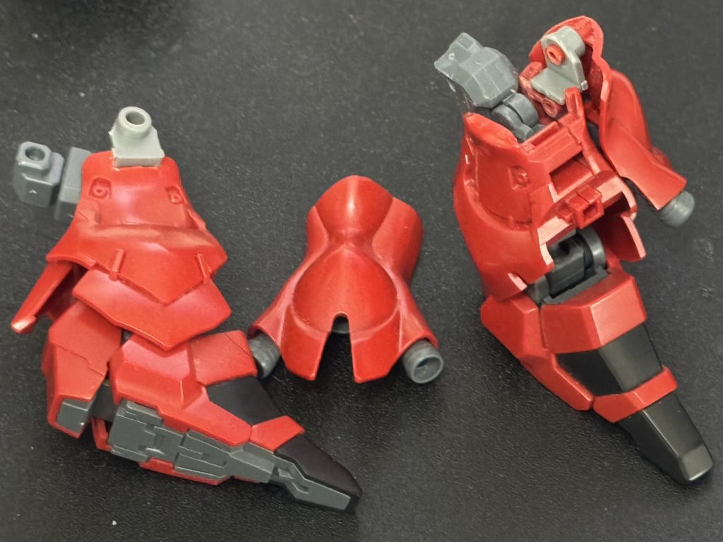 一旦組み上げましたが、なんかゴツい…腰回りがゴチャゴチャしてます…先人の方の作品を見ると腰のブースターはカットしてるようなのでそれに倣います。