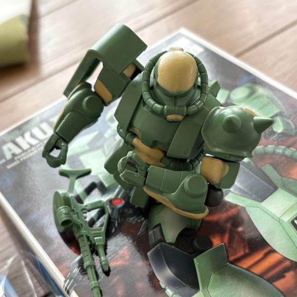 昨日買ったFGザクの進捗報告。現行HGに劣らない可動域にするためにボールジョイントとリボ球を使用。現時点でショルダータックルやザクマシンガンの構えはスムーズにとれる。腰も分割して一応動かせるようにしている。（2枚目）