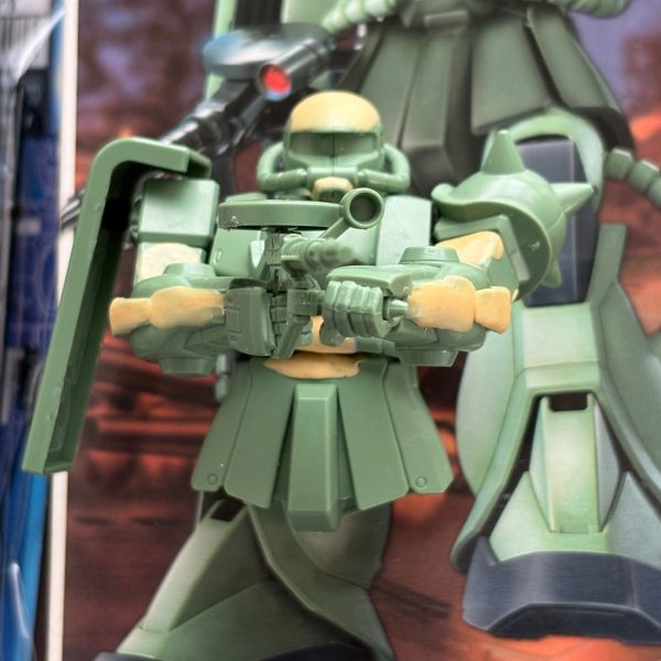 昨日買ったFGザクの進捗報告。現行HGに劣らない可動域にするためにボールジョイントとリボ球を使用。現時点でショルダータックルやザクマシンガンの構えはスムーズにとれる。腰も分割して一応動かせるようにしている。（3枚目）