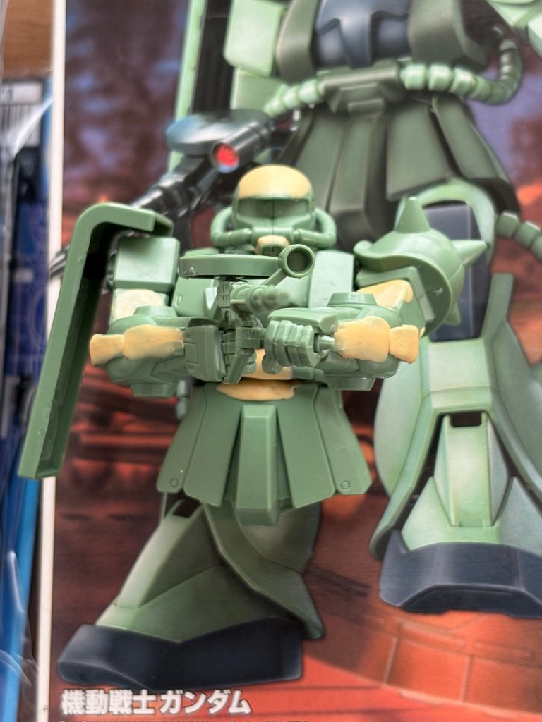 まず初めに行ったのが、胴体のパーツを2つに分割する事だった。現行のHGザクを参考に、腰と胴を2分割する事で自然なポーズが取れるようにするのである。頭部と腕にはボールジョイントと球体ジョイントを追加し、ザクマシンガンの構えがスムーズに取れるようにした。右肩のシールドももちろんボールジョイントで可動する。