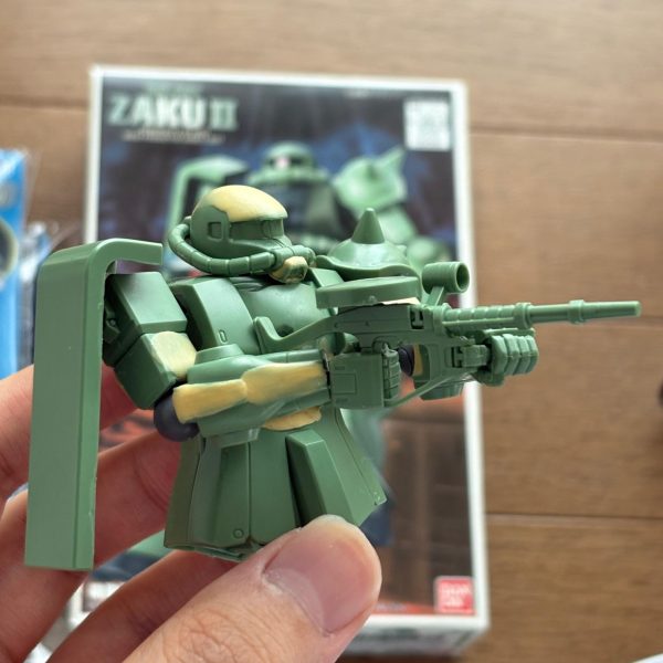 昨日買ったFGザクの進捗報告。現行HGに劣らない可動域にするためにボールジョイントとリボ球を使用。現時点でショルダータックルやザクマシンガンの構えはスムーズにとれる。腰も分割して一応動かせるようにしている。（4枚目）