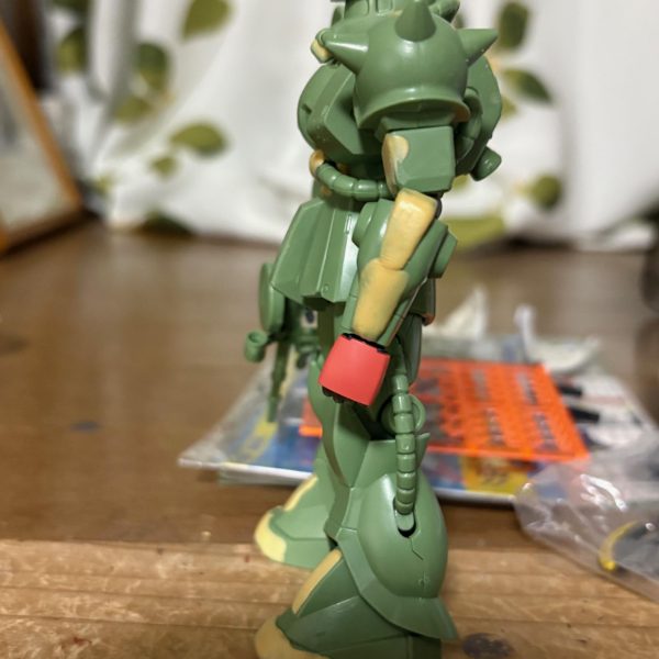 FGザクの全身を組み立てる事ができた。ハンドパーツはHGシャアザクの余ったものに変更した。ここまでかなり苦労したが、色さえ塗れば形になりそう。P.S.なんだか少しだけフランケンシュタイン博士や西行法師の気持ちがわかった気がする・・・(gundam-kao5)（2枚目）