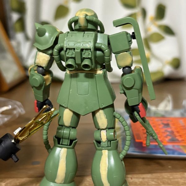 FGザクの全身を組み立てる事ができた。ハンドパーツはHGシャアザクの余ったものに変更した。ここまでかなり苦労したが、色さえ塗れば形になりそう。P.S.なんだか少しだけフランケンシュタイン博士や西行法師の気持ちがわかった気がする・・・(gundam-kao5)（4枚目）