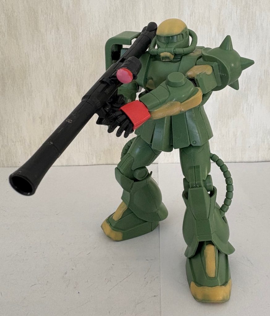 仮組みの状態。ザクバズーカも構えられるよう、バズーカとハンドパーツはリバイブ版シャアザクより流用。もちろんハンドパーツにもボールジョイントを使用している。