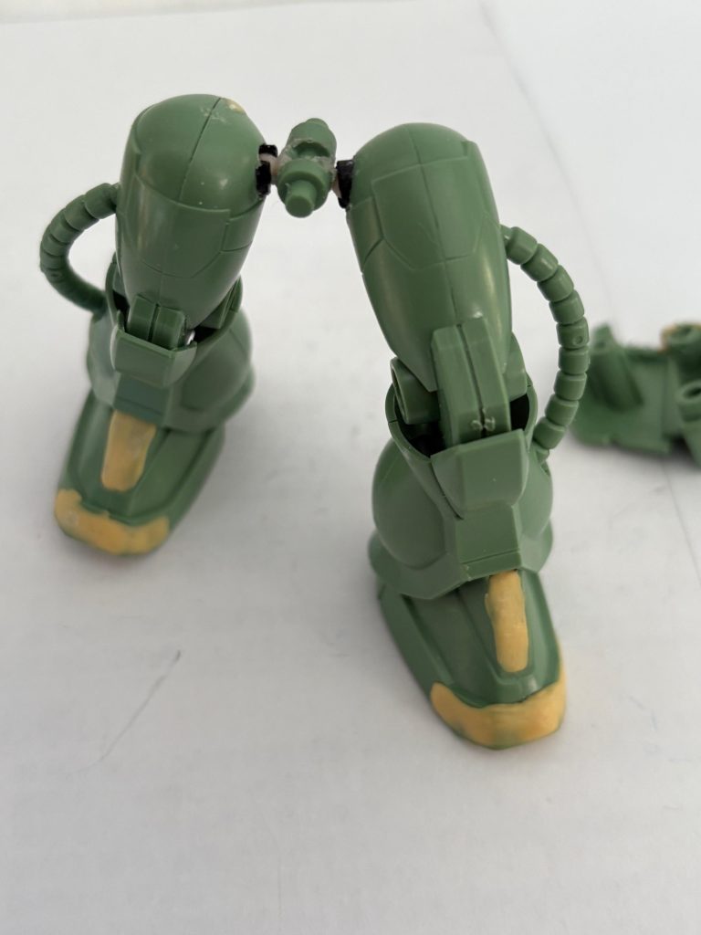 続いて股関節の付け根もボールジョイントを仕込む。これで頭と腕、足のヘタリを心配せずに済む。